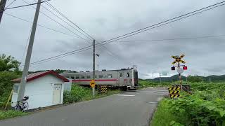 南幌延駅を発車する普通列車