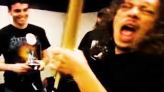 KIRK HAMMETT PLAYING A FAN'S GUITAR IN A METALLICA MEET AND GREET