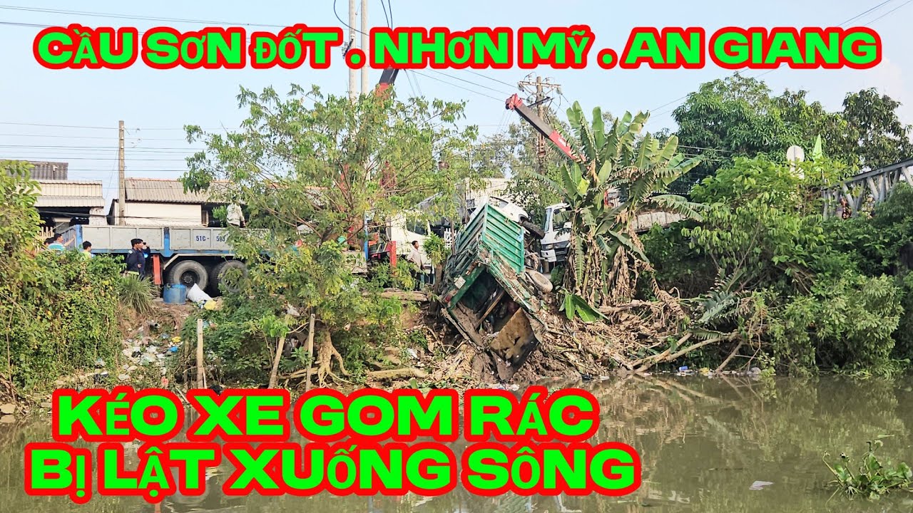 Toàn cảnh kéo xe thu gom rác lật  xuống sông tại cầu Sơn Đốt . Nhơn Mỹ .An Gianh