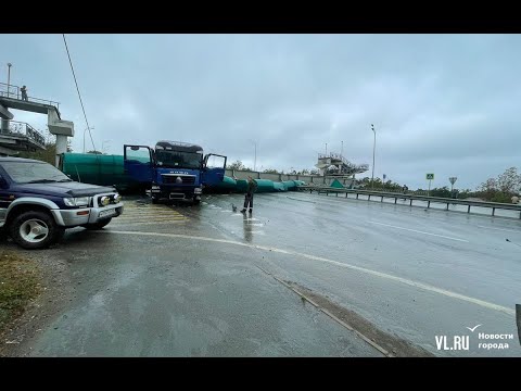 В пригороде Владивостока на трассу рухнул виадук