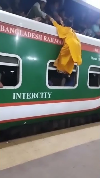 #Watch: Woman repeatedly tries to climb train's roof in Bangladesh#Bangladesh #viral #viralvideo