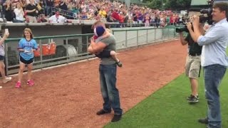 Military Dad Surprising 5YearOld Son at Baseball Game Will Make You Smile