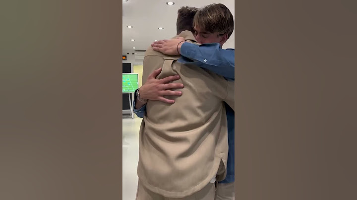 Wojciech Szczesny stopping by the locker room to greet the team is everything 🥹