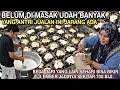 Belum di masak udah antri  sehari bisa bikin 4 ember adonan jadi 700 biji jualan ini jarang ada