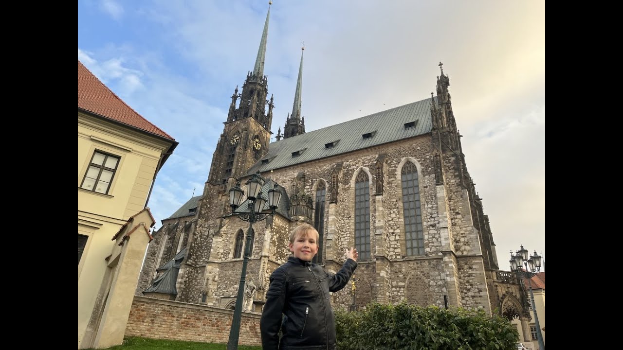 Zvony brněnské katedrály odbíjí poledne už v jedenáct, a to téměř osmdesát let. Víte proč?