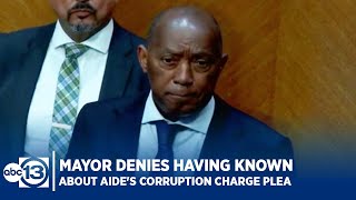 Mayor denies having known about aide's corruption charge plea