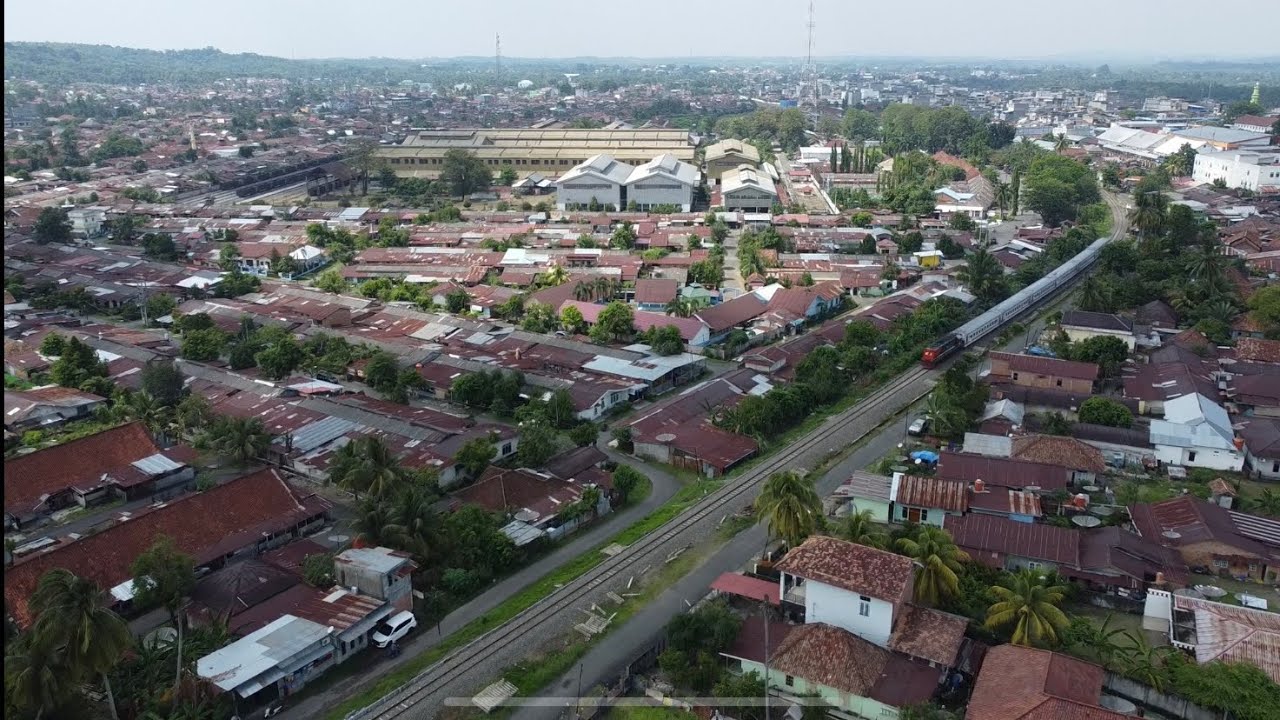KA Bukit Serelo melintasi terowongan Gunung Gajah