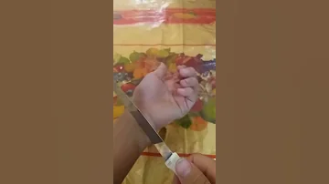 شوفو هاذ الولد من القهر رح يكص ايده 