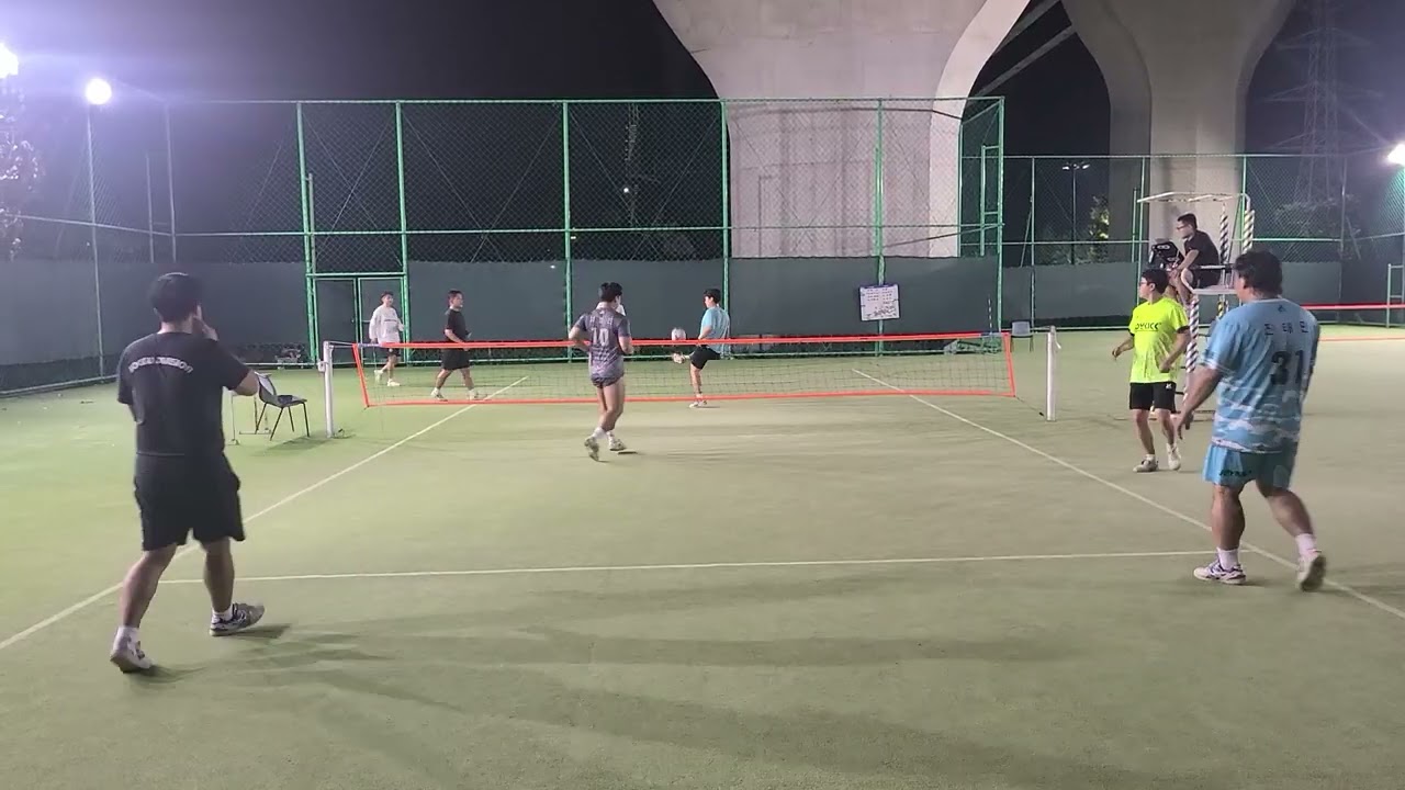 세터가 넘어차기 하고.. 공격 잘하네..