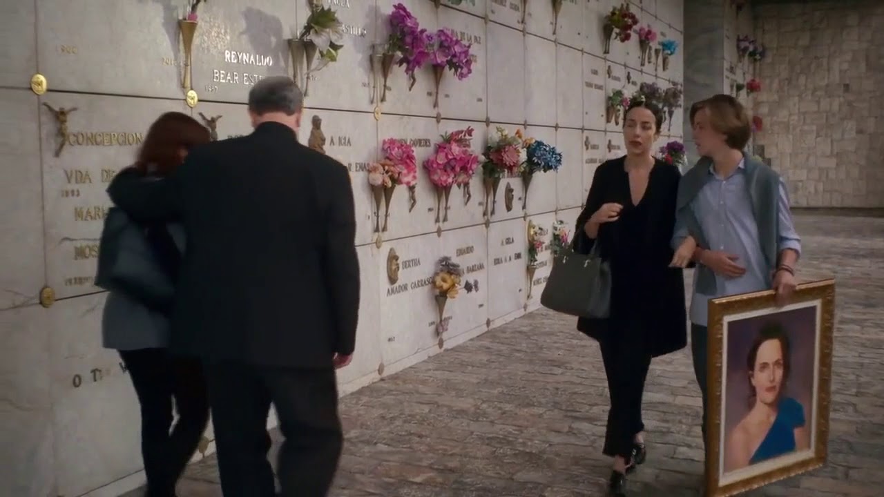 La Casa de las Flores 🌼 El funeral falso de Roberta YouTube La Casa de las Flores 🌼 El funeral falso de Roberta YouTube