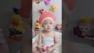 Shower baby shower 🚿👼🏻طريقة استحمام الطفل مع قبعة الرأس الوقيه لا دموع بعد اليوم