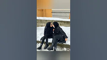 While It S Snowing Hijab Lgbt Küssen Kiss 