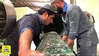 شاهد: كيف تتم عملية تنظيف سجاد المسجد الحرام