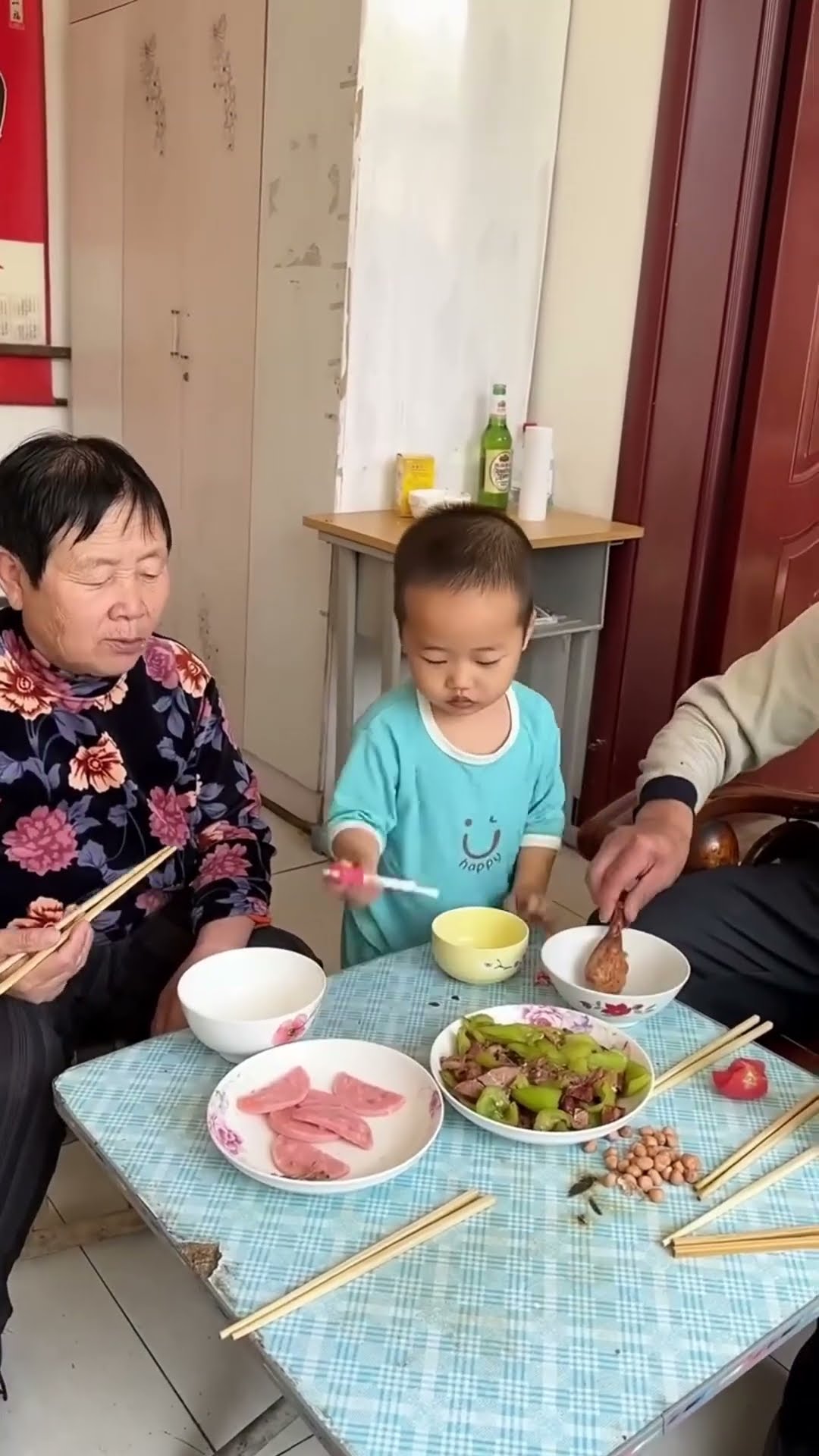 Xiaomi Bao is so good to take care of grandma and grandpa!# Cute baby#Cute# goofy Xiaomi Bao# smart