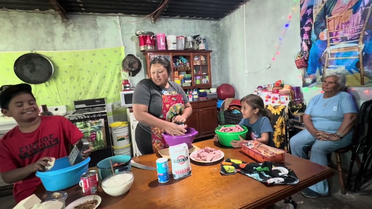 Cumpliendo un antojo de mis niños preparamos una ricas pizzas a nuestro estilo 