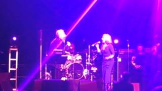 Googoosh & Ebi duet ... Do Panjereh Part 2 Resimi