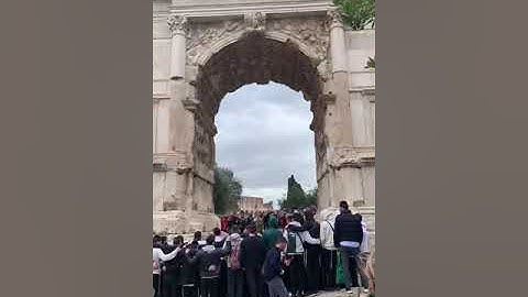 Jews in Rome sing Im Eshkachech Yerushalayim (If I forget you Jerusalem) under Arch of Titus