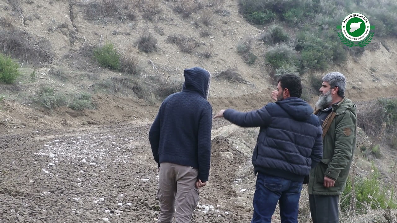 مرئي|جانب من إشراف إدارة منطقة #جسر_الشغور على فتح طريق لأحد مخيمات #خربة_الجوز والمقبرة المجاروة له