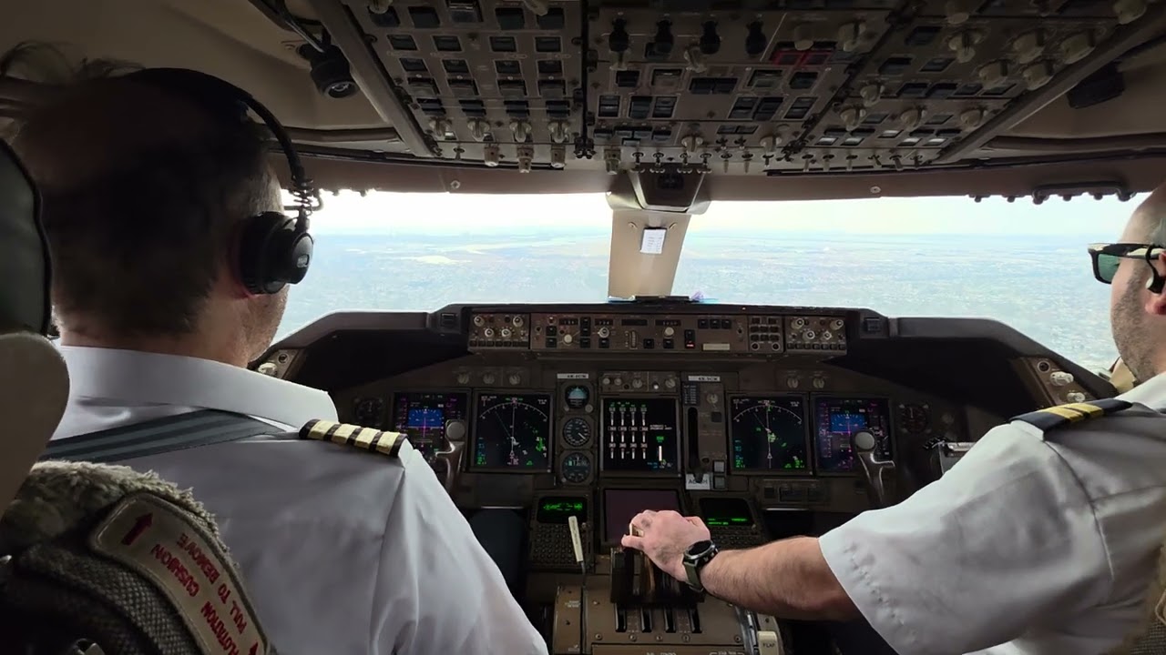 BOEING 747 LAND a beautiful LANDING at JFK.  done by  F/O on training.  Good Job 👍 M.B