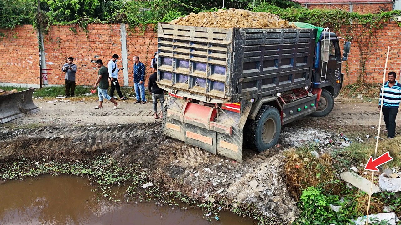 Wow the looking, Impressive Start Landfill Using Dump Truck with Push fill by Dozer KOMATSU