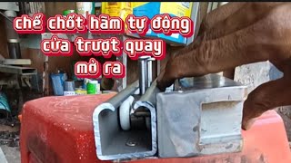 chốt hãm tự động cửa trượt quay mở ra