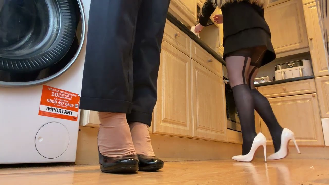 Анжелика и Шелли - Белые туфли на шпильках: колготки со швом и работа на полу на кухне