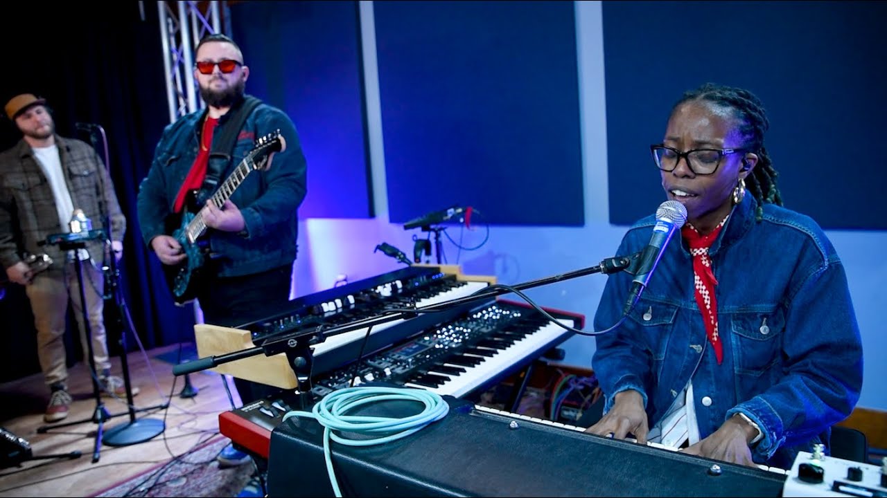 YouTube에서 Black Buttafly - Live at WXPN Studios 보기 YouTube에서 Black Buttafly - Live at WXPN Studios 보기