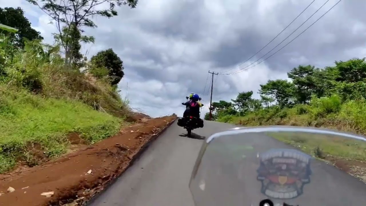 Melintasi Cileuksa, Jalan aspal bagus dan sepi perbukitan