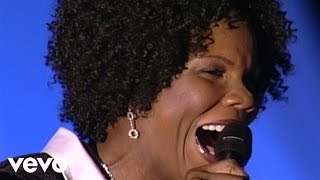 Lynda Randle - I'm Holding My Savior's Hand [Live] chords