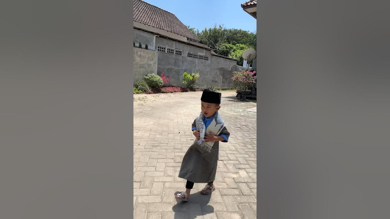Yuk sholat jum’at semuanyaa… Seperti biasa, aku jum’atan sama kakekku nih. Alhamdulillaah Yuk sholat jum’at semuanyaa… Seperti biasa, aku jum’atan sama kakekku nih. Alhamdulillaah
