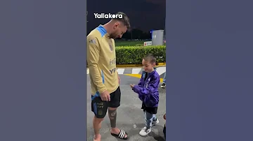 مشجع صغير يطلب من ميسي الاحتفال على طريقته هل يفعلها ليو 