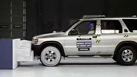 Crash Test 1997-2004 Nissan Pathfinder / Terrano / Infiniti QX4 Frontal Offset IIHS