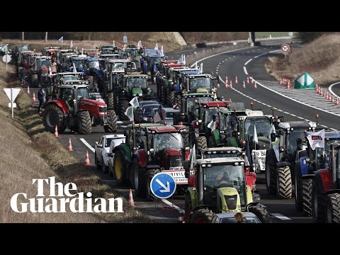 Farmers 'besiege' Paris as protests spread to Brussels