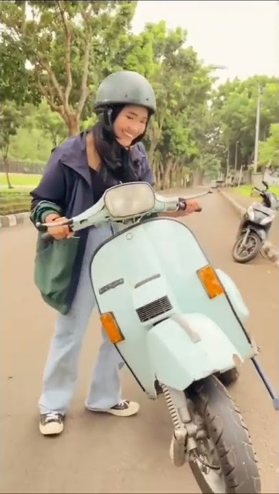 ladies Vespa bikin salting #shorts #vespa