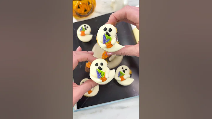 Mini ghost cupcakes 👻🧁 #cakedbyrach #cupcake #halloween #baking #cakedesign #shortsfeed #spooky