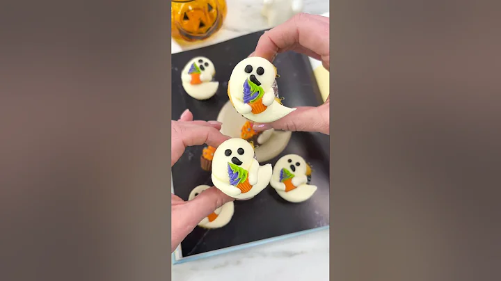 Mini ghost cupcakes 👻🧁 #cakedbyrach #cupcake #halloween #baking #cakedesign #shortsfeed #spooky