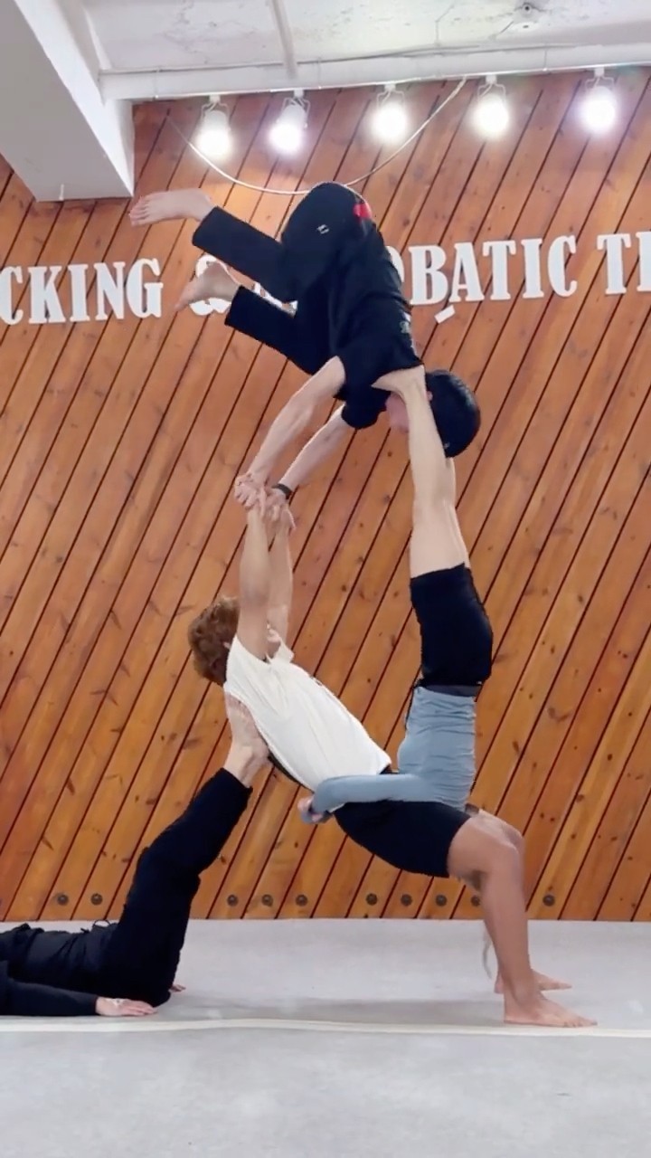여기서 물구나무를⁉️? Teamwork Challenge