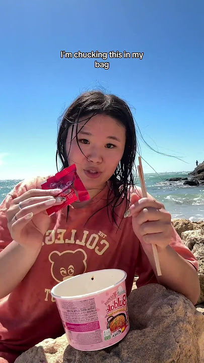 it genuinely tastes better here🥹🌊☀️ #australia #buldak #mukbang #buldak #cooking #beach