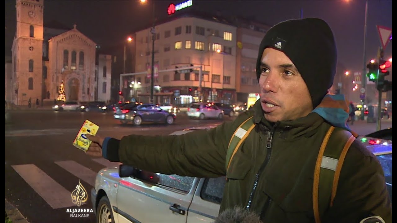 يكسب المهاجرون المال من بيع المناديل الورقية في شوارع سراييفو