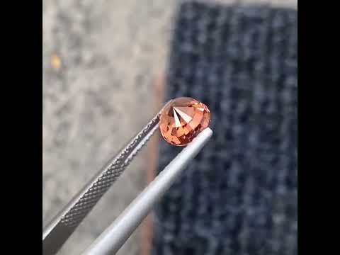 Натуральний гранат гесоніт 1.88 Ct 6.8 x 6.4 x 4.9 mm, видео 1