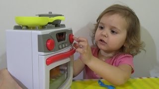 Готовим суп и играем с детской плитой Play with stove for cooking and cooking the Play Doh soup(Играем в кухню, готовим овощной суп с курицей, распаковываем подарок- детская игрушечная плита (кухня) для..., 2015-03-07T20:36:30.000Z)