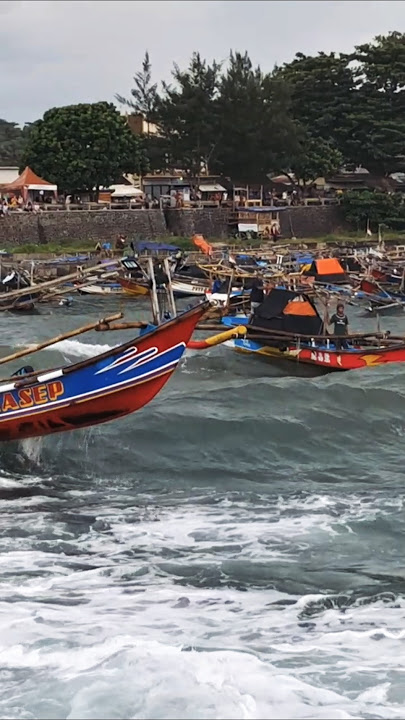 ombak besar masuk dermaga #highwave #fisherman #viralvideo