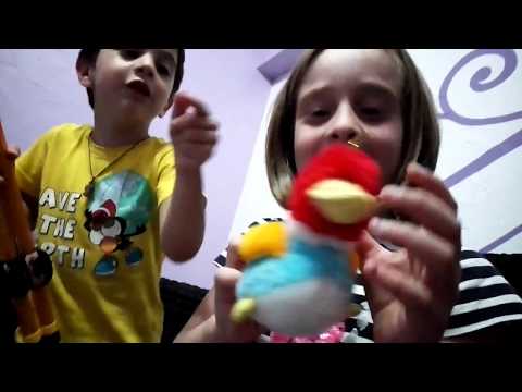 გიო ანანო და   ნია გვანეხებს თავის სათამაშოებს