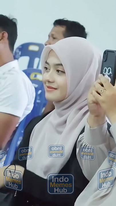 Cewek cantik salting dengan senyuman yang manis #cantik #hijab #jilbab #beautiful #smile #trending