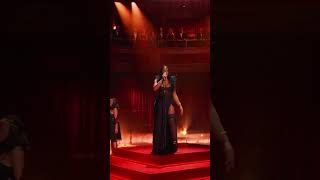 Wejdene sur la scène des Flammes pour interpréter "Dans tes bras" et "Ensemble". #LesFlammes2026