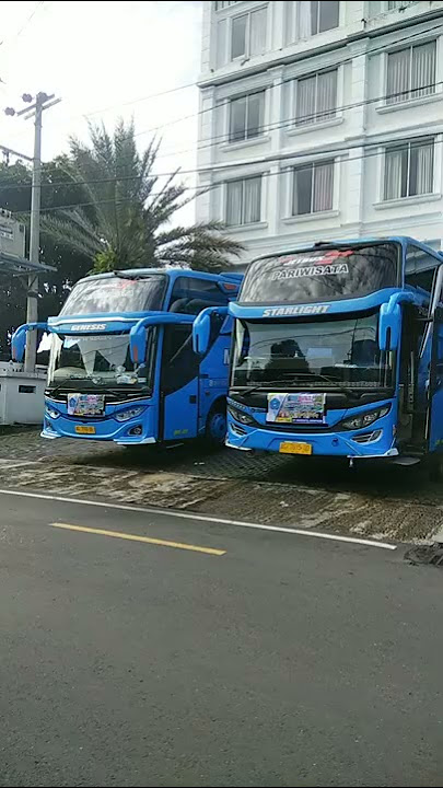 Bis biru berbaris