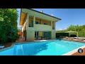 Villa di lusso con piscina e giardino a pochi metri dalla spiaggia di Forte dei Marmi.