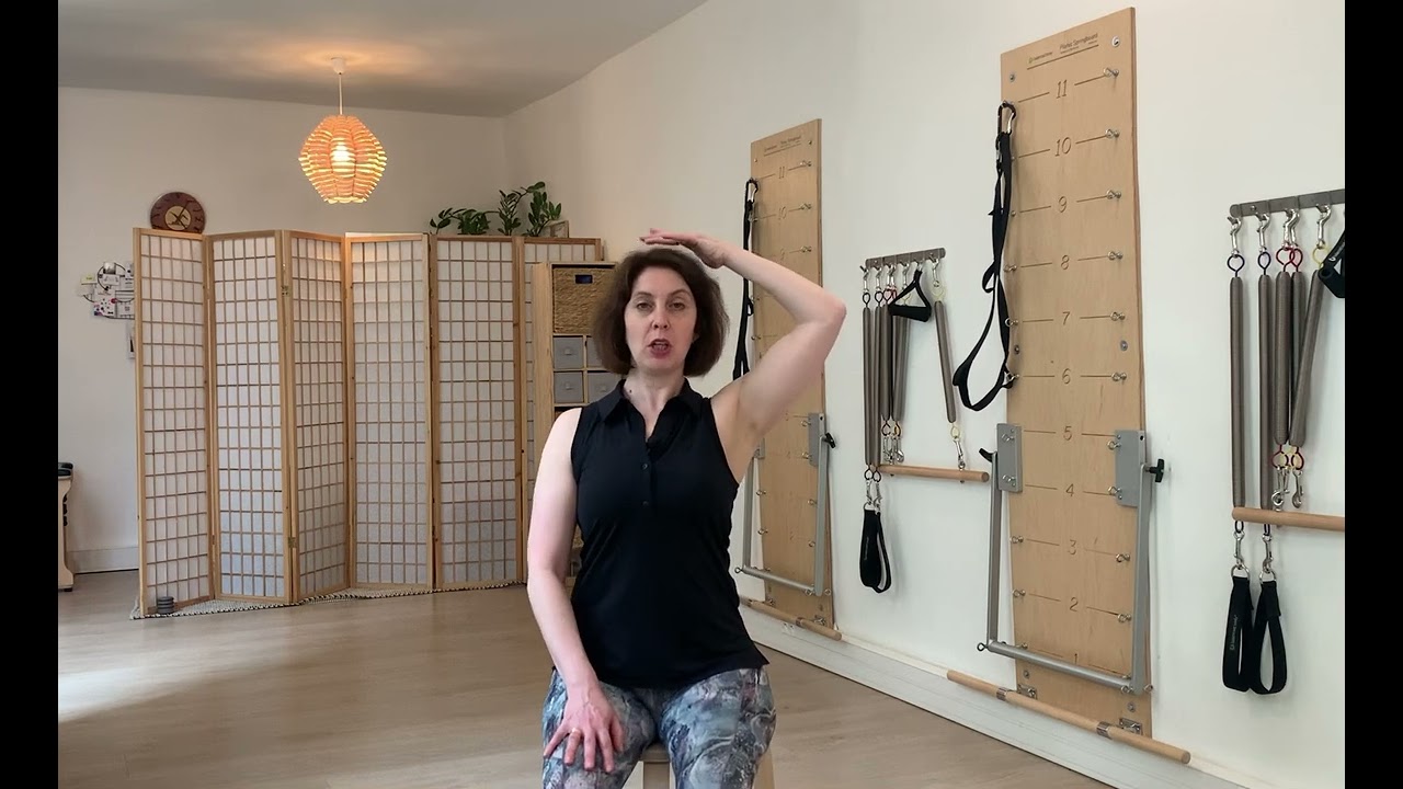 Pause Pilates au bureau : des étire rapides pour le cou et le haut du dos