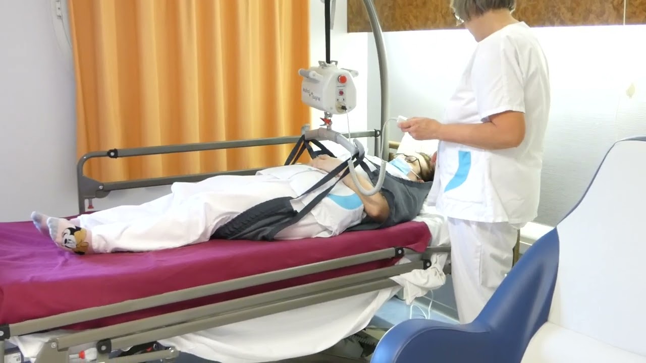 En EHPAD : Comment transférer une personne dépendante du lit au fauteuil avec aide d'un rail.