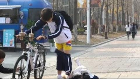 Cười nghiêng ngả với hậu trường tuột quần, tuột áo phim Thời Gian Và Anh Vừa Hay Đúng Lúc